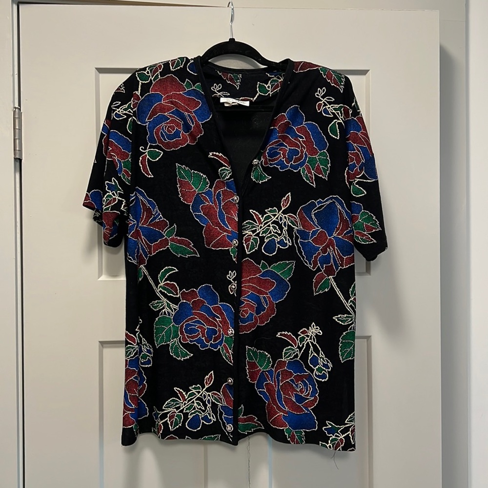 Amazing vintage button down with embroidery style detail!